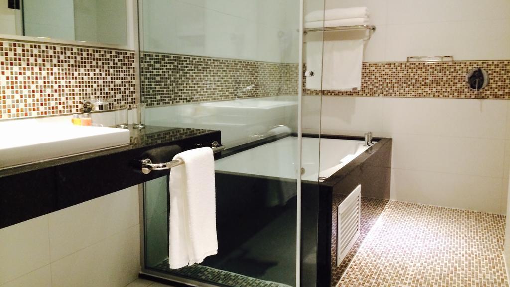 Carnaval Hotel Casino Encarnación Rum bild A bathroom in a hotel