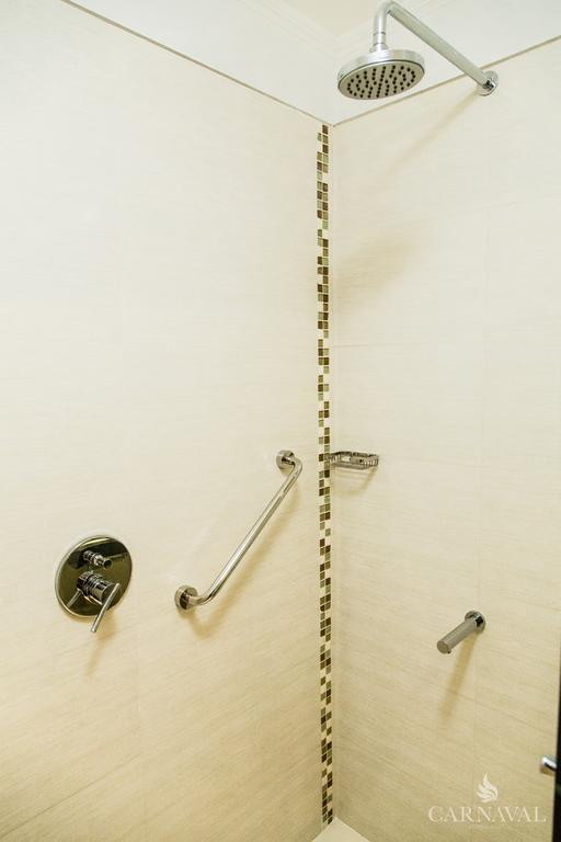 Carnaval Hotel Casino Encarnación Exteriör bild A shower rail