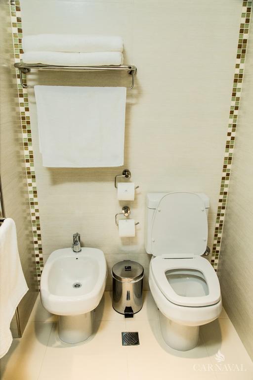 Carnaval Hotel Casino Encarnación Exteriör bild A bidet and toilet in a modern bathroom