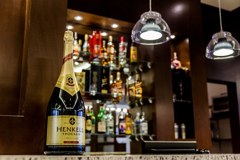 Carnaval Hotel Casino Encarnación Exteriör bild Henkel's Bar