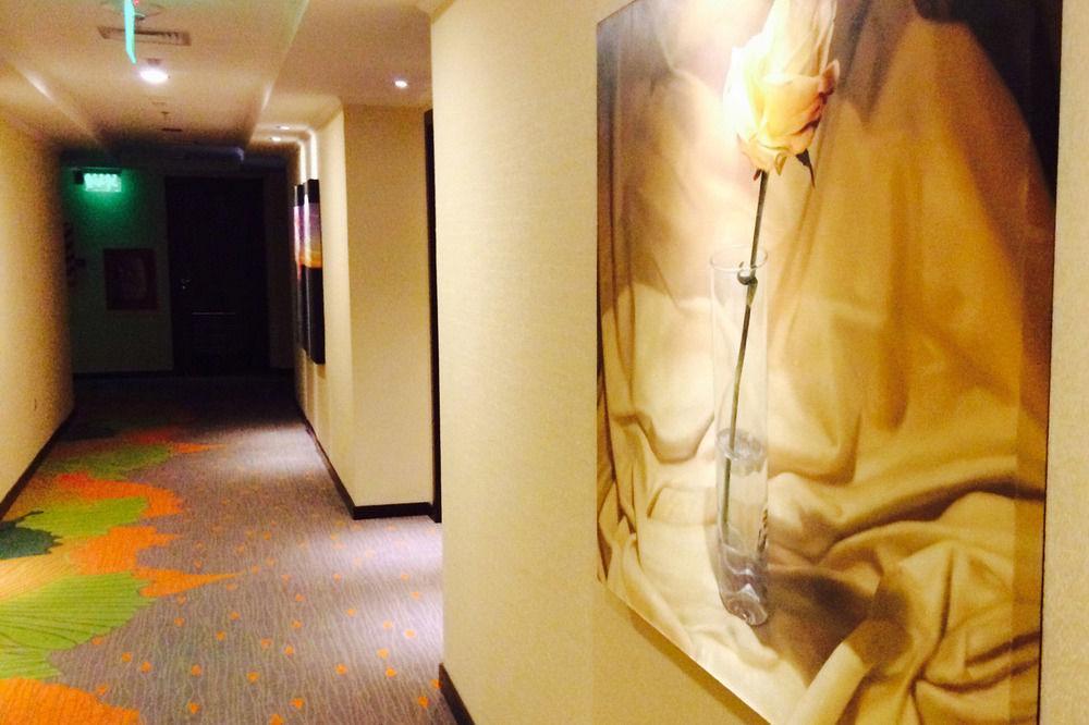 Carnaval Hotel Casino Encarnación Exteriör bild A corridor at the hotel