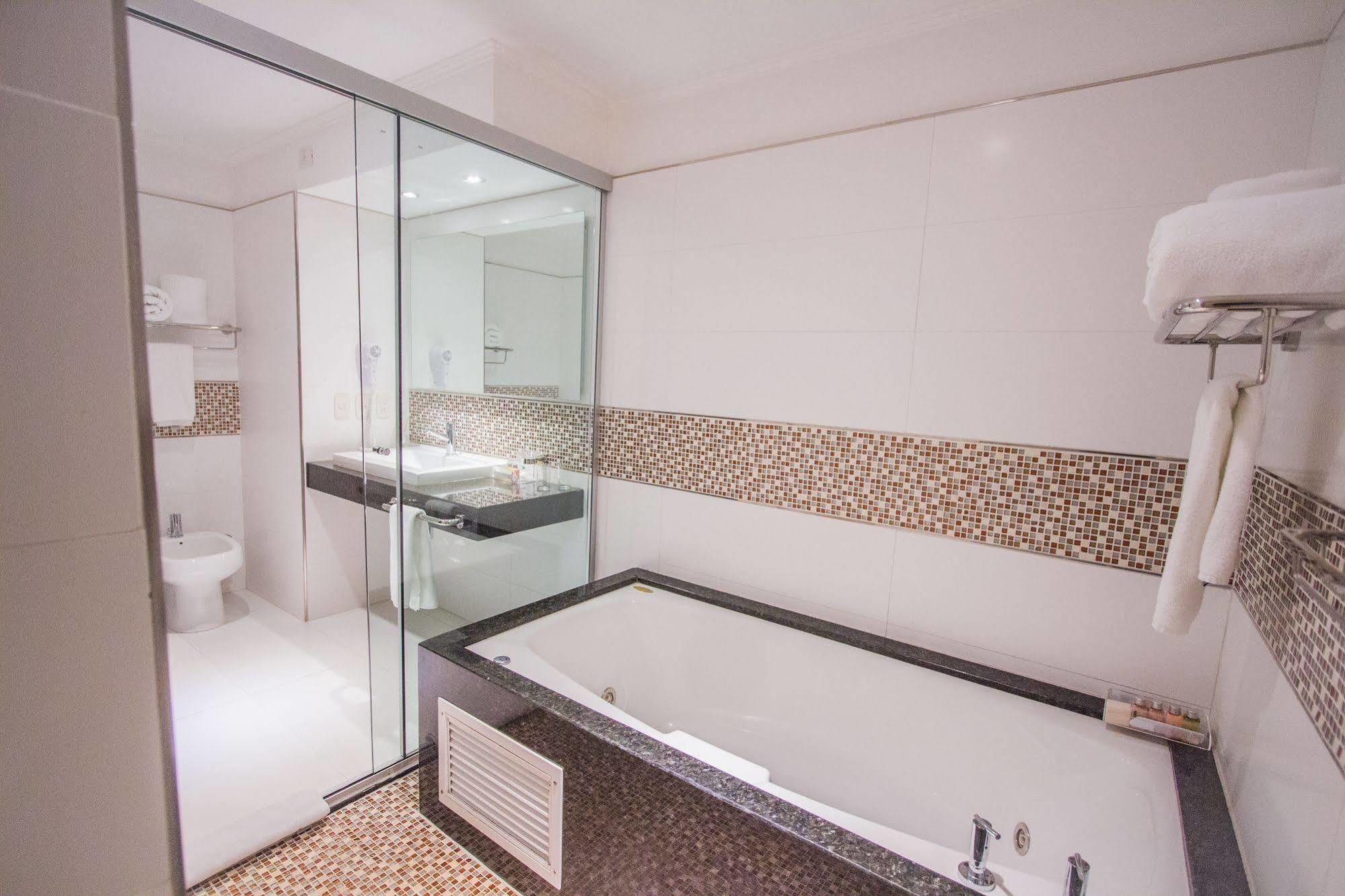 Carnaval Hotel Casino Encarnación Exteriör bild A modern bathroom