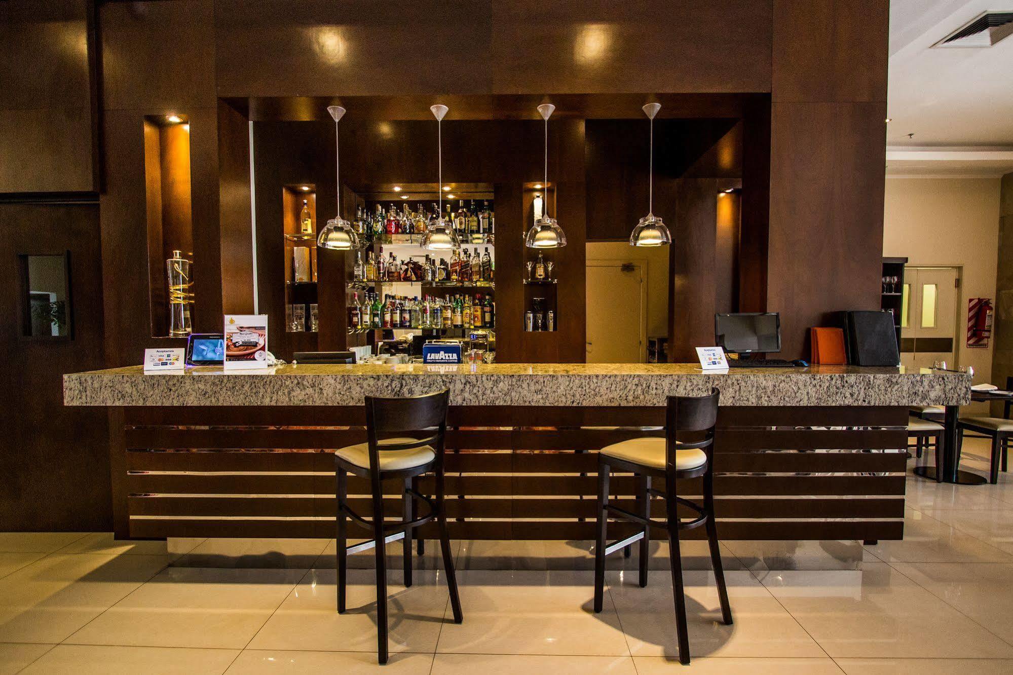 Carnaval Hotel Casino Encarnación Exteriör bild A bar in a hotel
