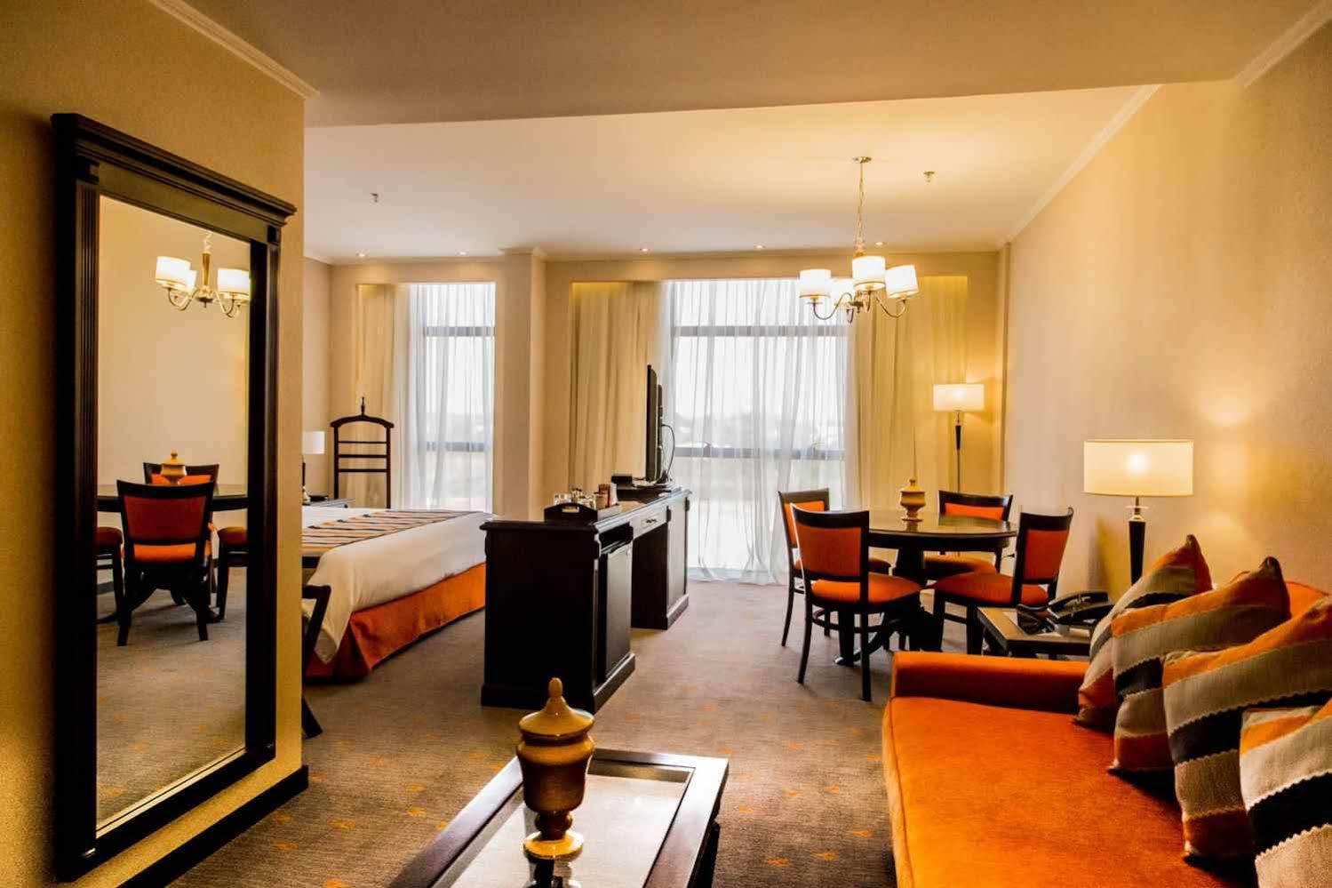 Carnaval Hotel Casino Encarnación Exteriör bild A suite at the hotel