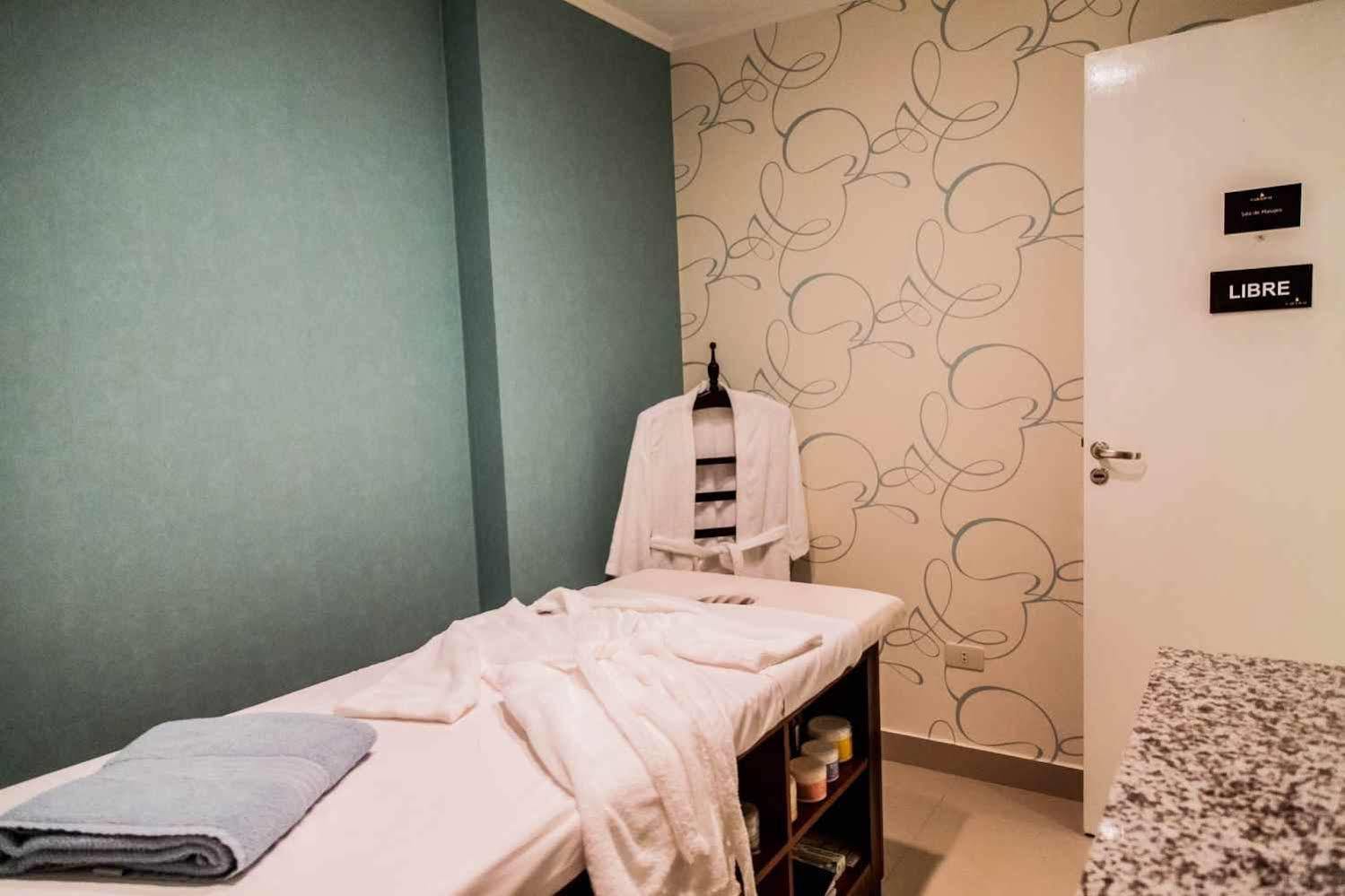Carnaval Hotel Casino Encarnación Exteriör bild A treatment room at a spa