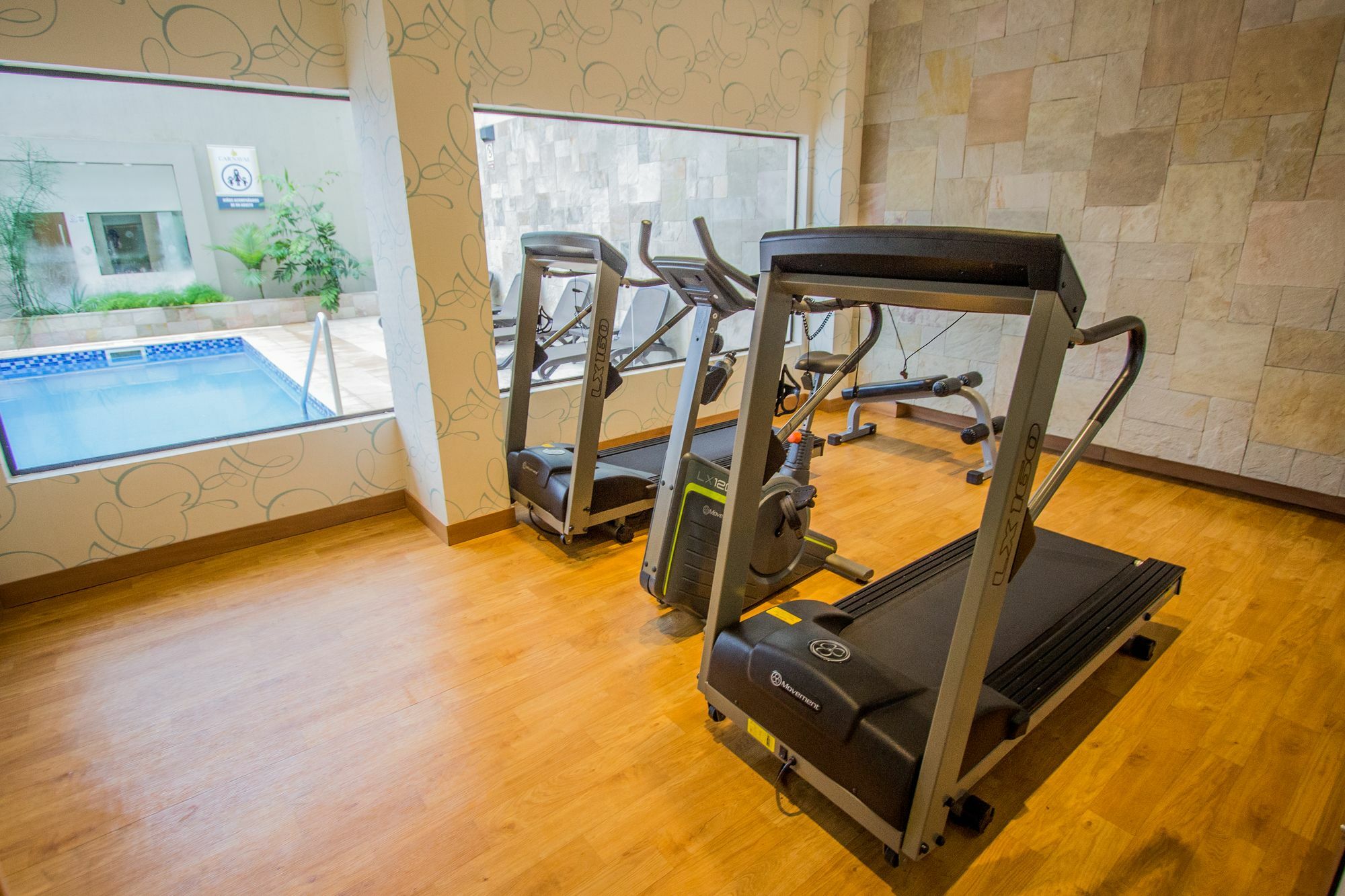 Carnaval Hotel Casino Encarnación Exteriör bild Treadmills in a gym